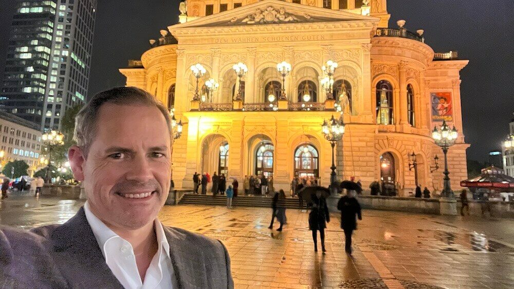 Alexander Groth privat vor der alten Oper