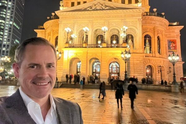 Alexander Groth privat vor der alten Oper